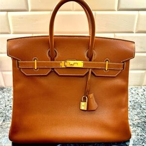 Hermes Birkin HAC 32
Includes clotchette lock and key set + dustbag